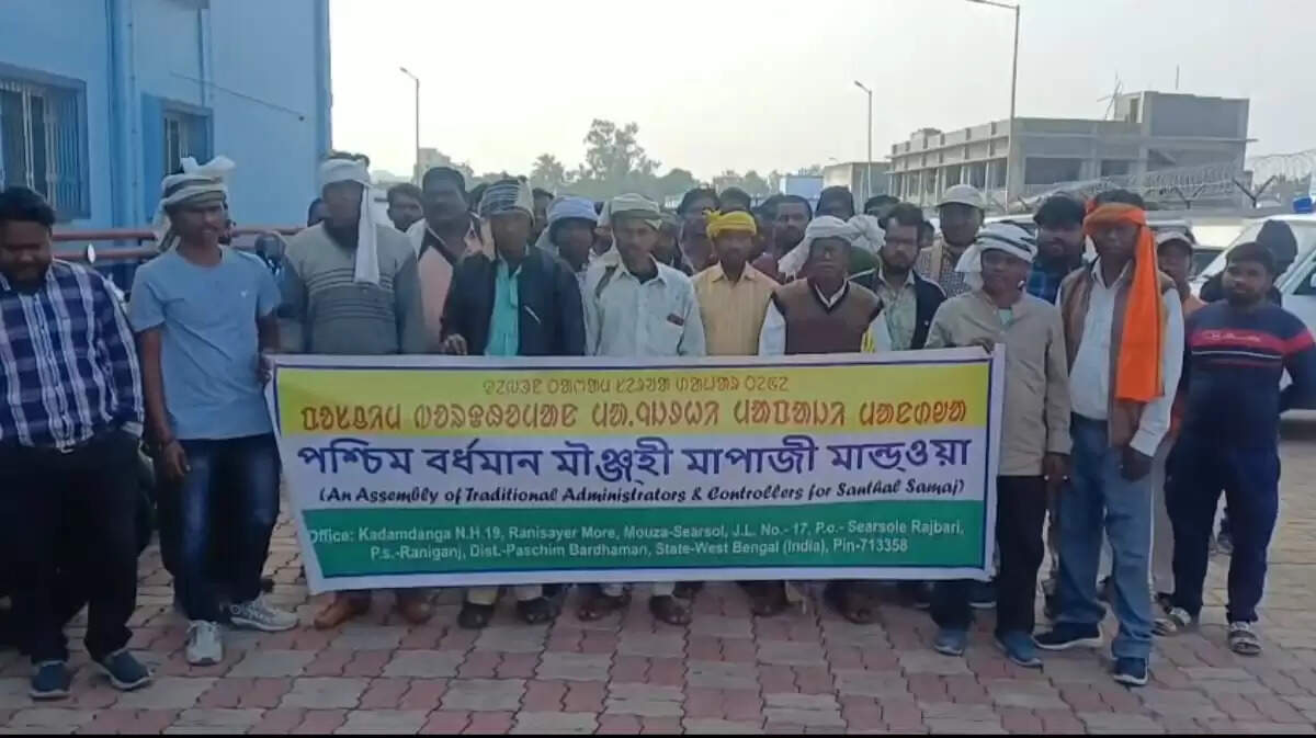 आदिवासी समुदाय ने पश्चिम बर्दवान जिलाधिकारी को सौंपा ज्ञापन