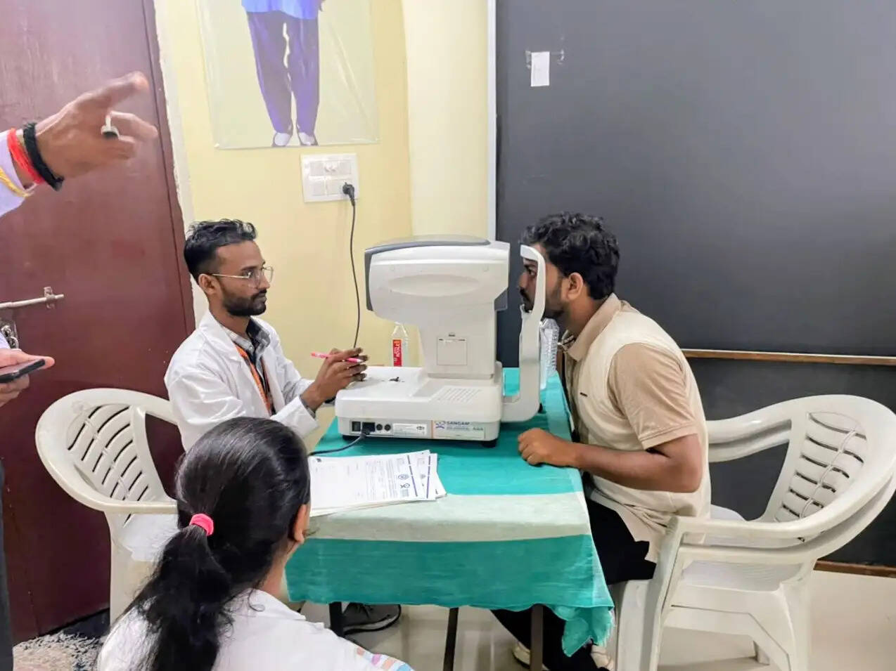 सेवार्थ विद्यार्थी की पहल: 300 से अधिक विद्यार्थियों की हुई निःशुल्क नेत्र जांच