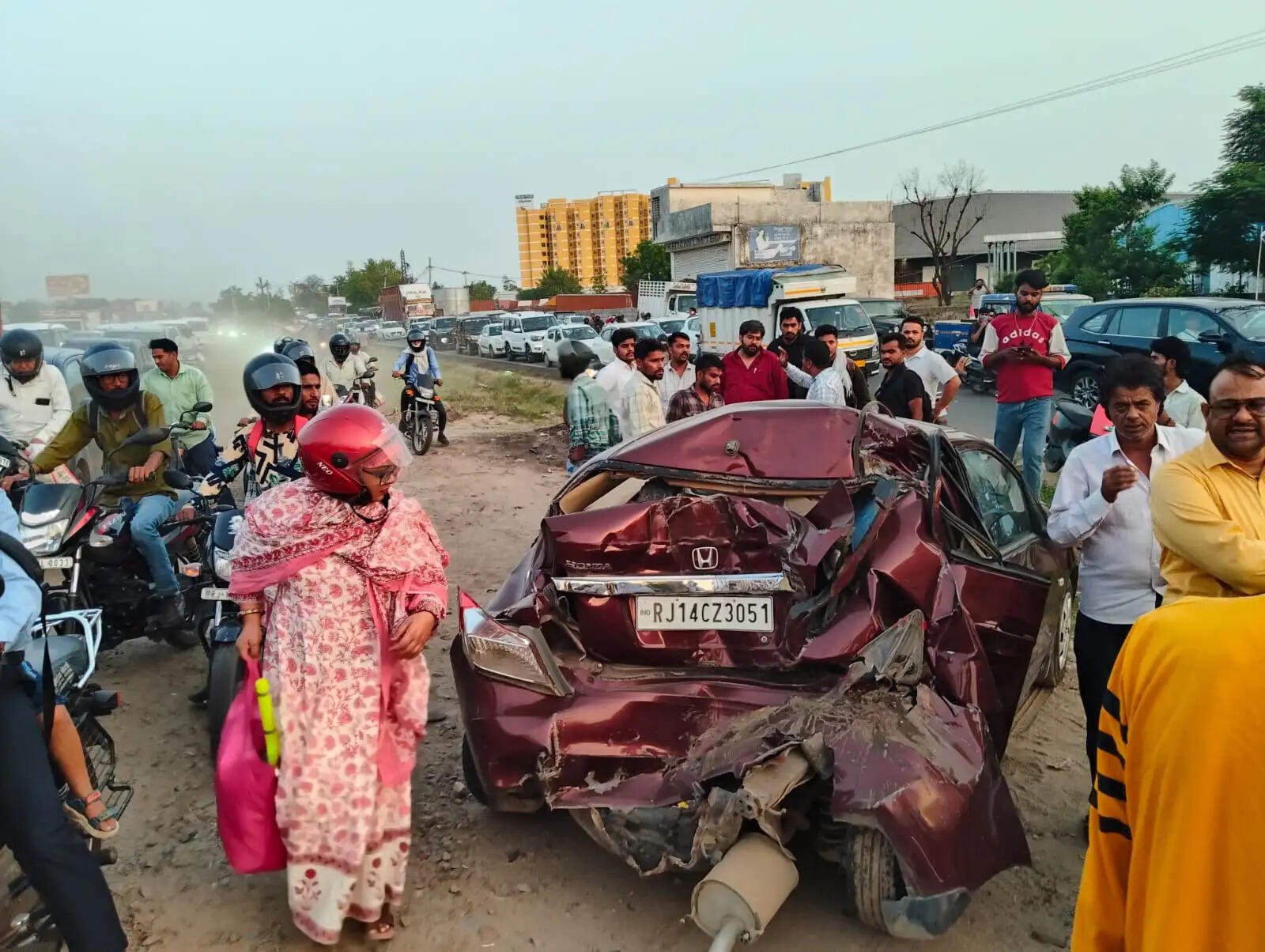 वीआईपी मूवमेंट के दौरान सीकर रोड पर भीषण हादसा, स्लीपर बस ने चार कारों को मारी टक्कर