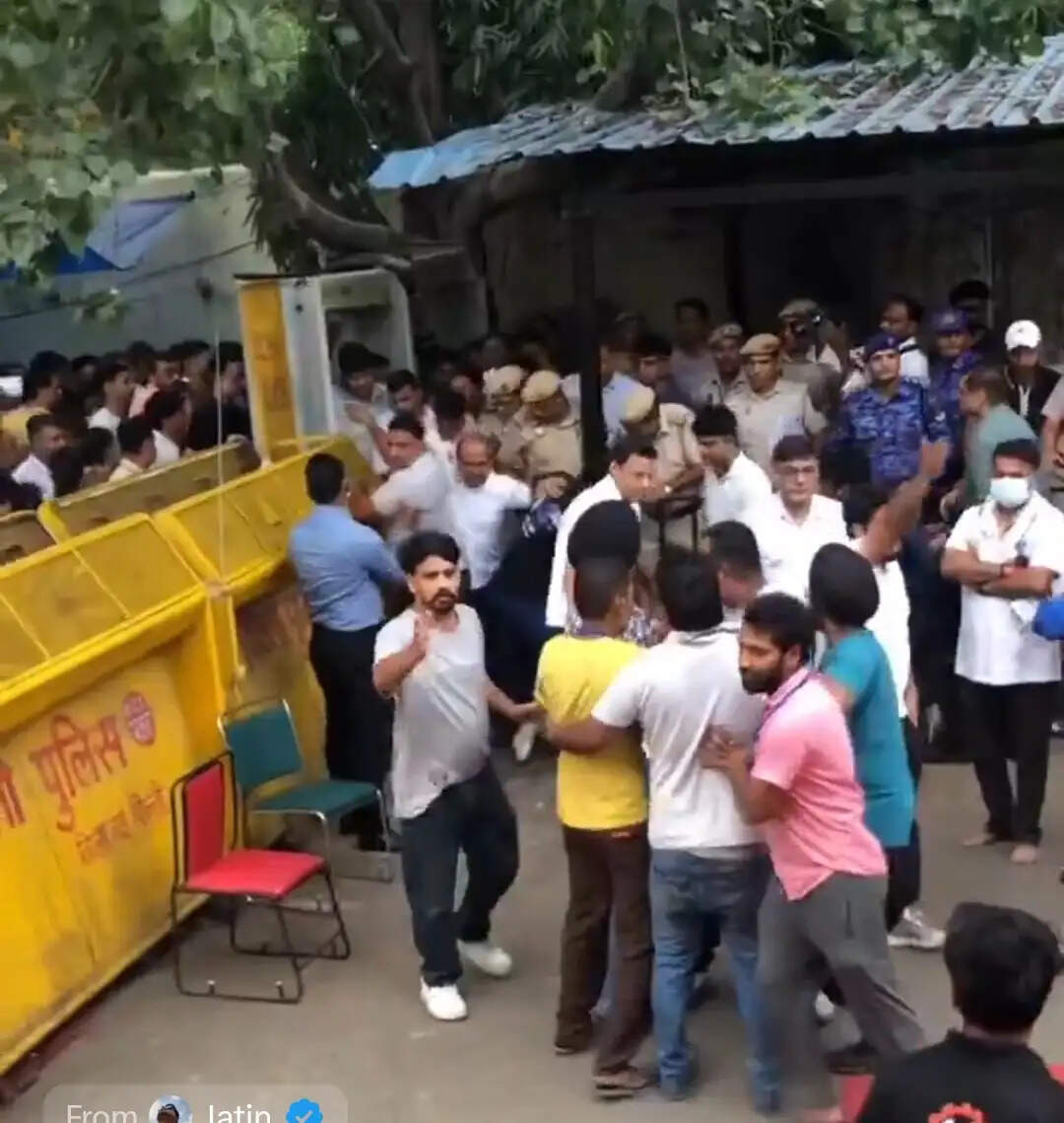 सोनम वांगचुक को सफदरजंग अस्पताल में भर्ती कराया गया, पुलिस का सीजीपी से जंतर-मंतर खाली करने का आग्रह