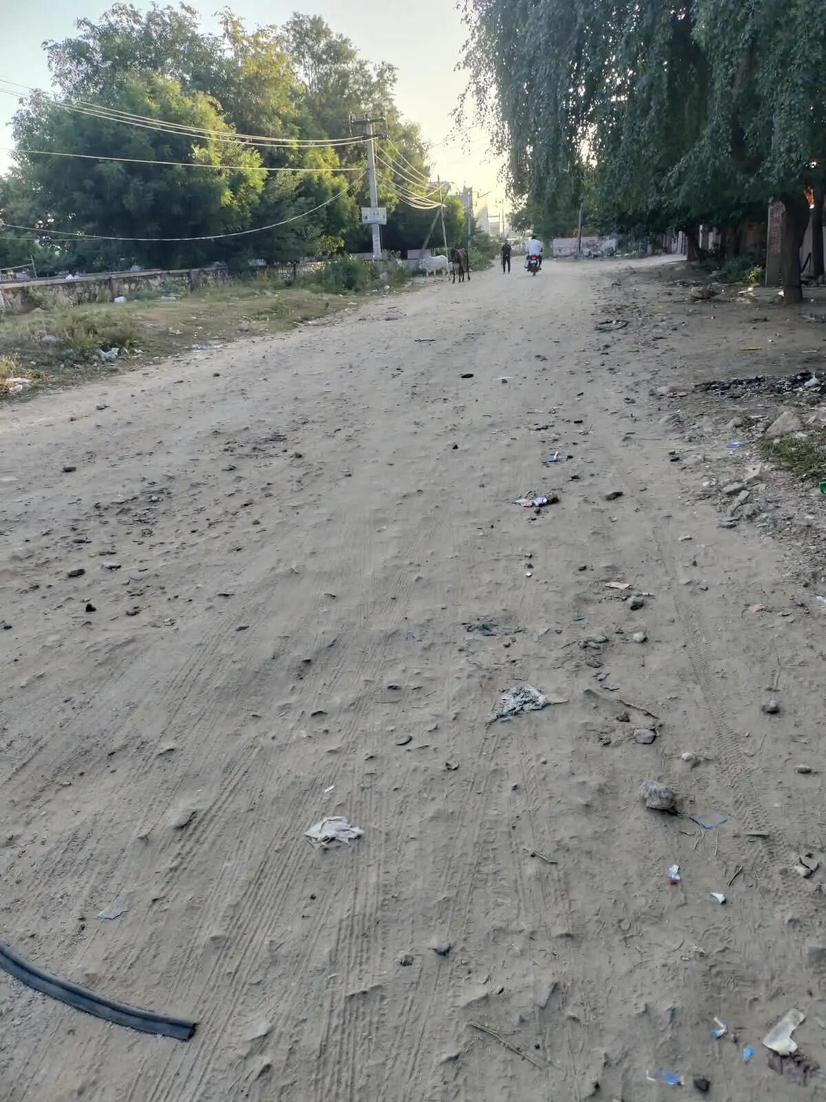 शिलान्यास के एक साल बाद भी अधूरी सड़कें, रोड़ी डालकर छोड़ा काम