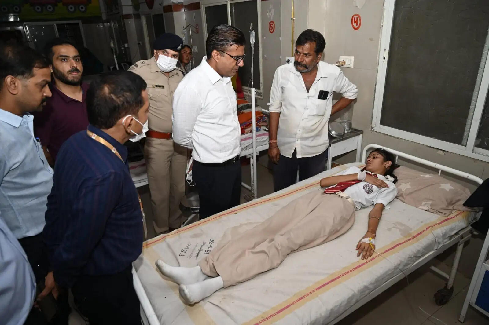 धार : यात्री बस ने स्कूल बस को पीछे से मारी टक्कर, 4 स्कूली बच्चों समेत 19 घायल