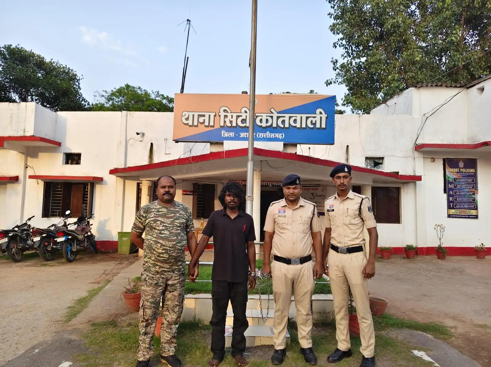 जशपुर में सनकी युवक ने दोस्त पर चाकू से हमला करने के बाद राह चलते नाबालिग को पीट-पीटकर मार डाला