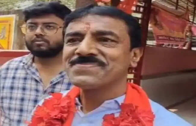 शरदिंदु चक्रवर्ती ने&nbsp;कबूतर उड़ाकर दिया शांति का संदेश