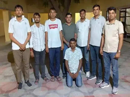 एएनटीएफ ने धोरों में घेरकर 25 हजार के इनामी तस्कर को पकड़ा