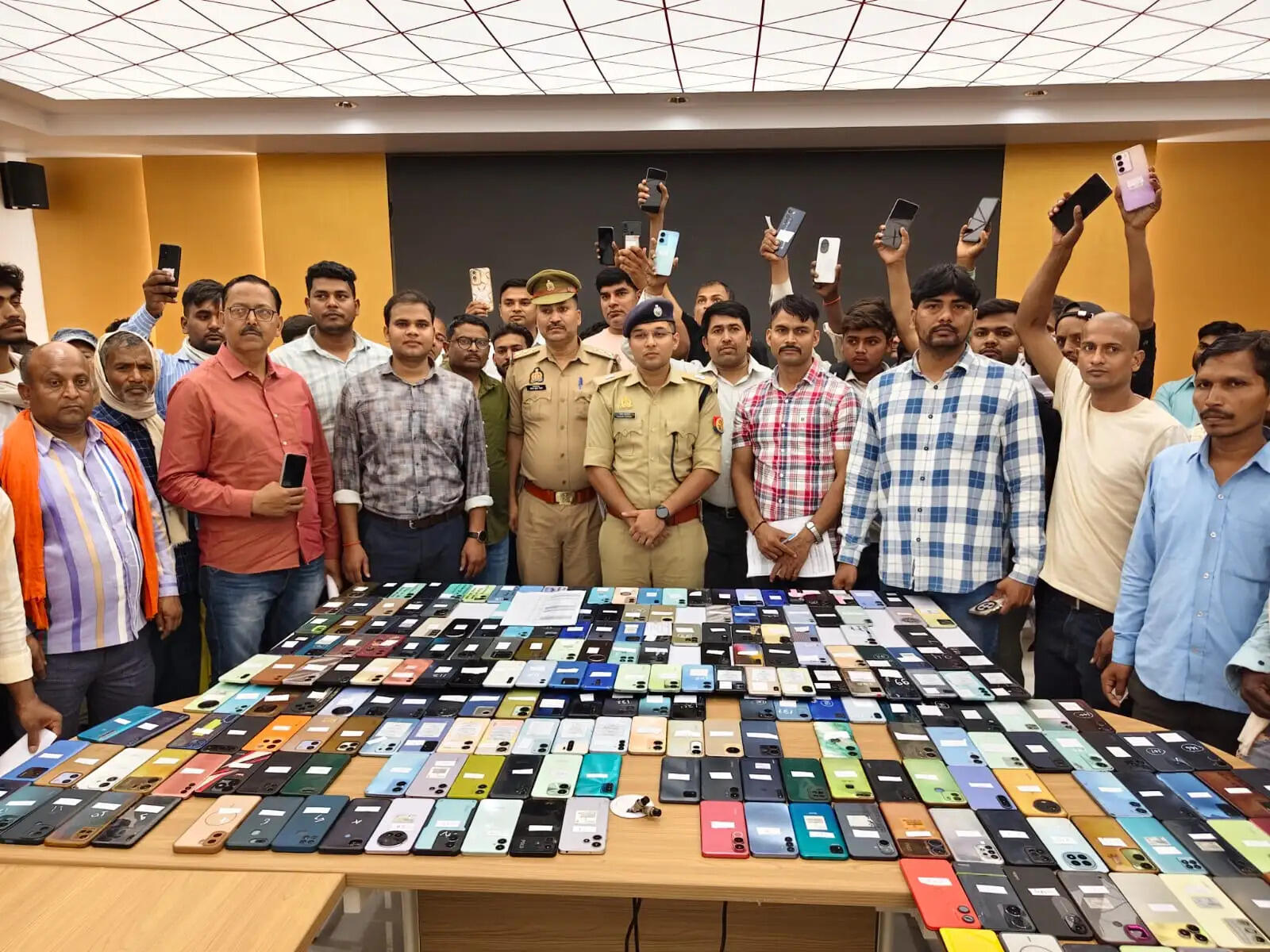 सोनभद्र में खोए हुए 336 मोबाइल बरामद, अनुमानित कीमत 65 लाख रुपये