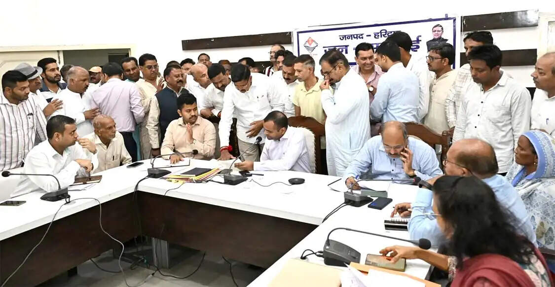 जनसुनवाई में 70 शिकायतें दर्ज, 34 का मौके पर निस्तारण