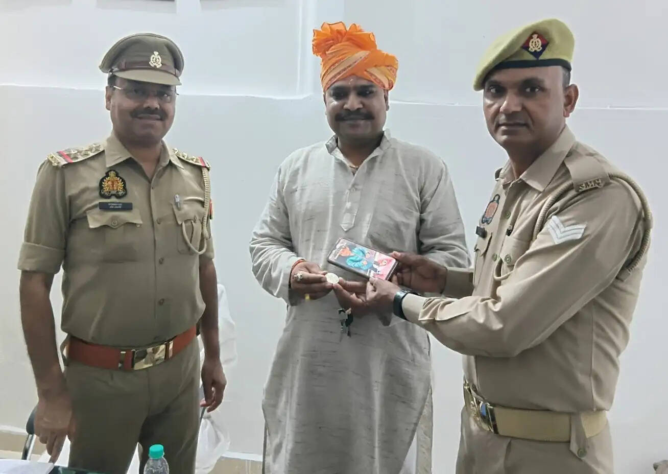 पुलिसकर्मी ने लौटाया पीड़ित का सड़क पर गिरा मोबाइल व सोने का सिक्का, लौटी खुशियां