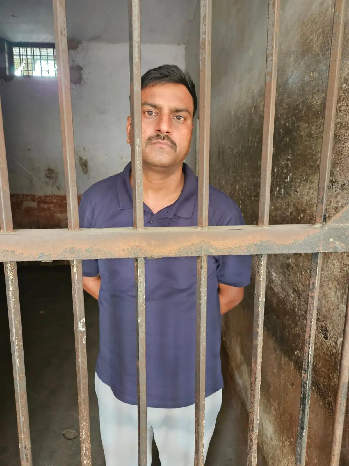ऑनलाइन सट्टा : वांछित बर्खास्त सिपाही गमछे से मुंह ढककर पहुंचा न्यायालय, किया समर्पण
