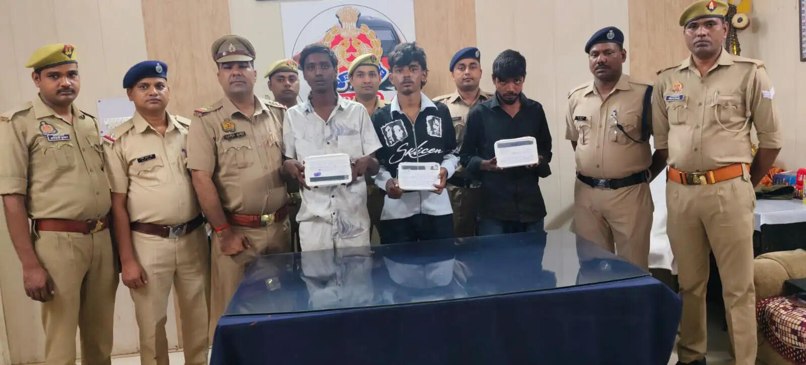 ट्रेनों में यात्रियों के मोबाइल छीनने वाले तीन शातिर गिरफ्तार
