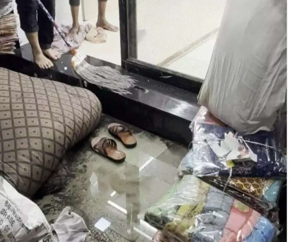 गुजरात के सूरत में जलभराव से कपड़ा उद्योग प्रभावित, व्यापारियों को करोड़ों का नुकसान