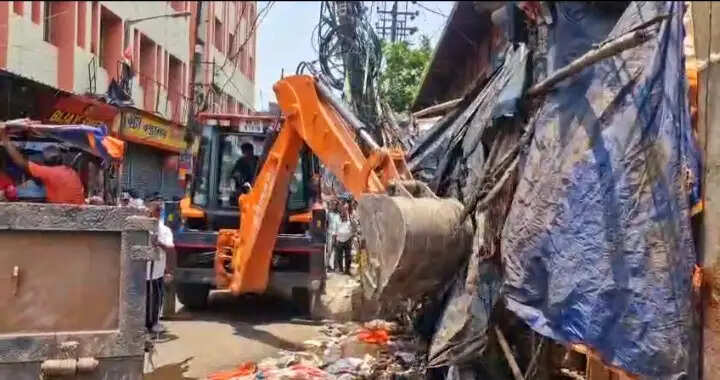 हाट्टन रोड से इस्माइल मोड़ तक चला नगर निगम का बुलडोजर