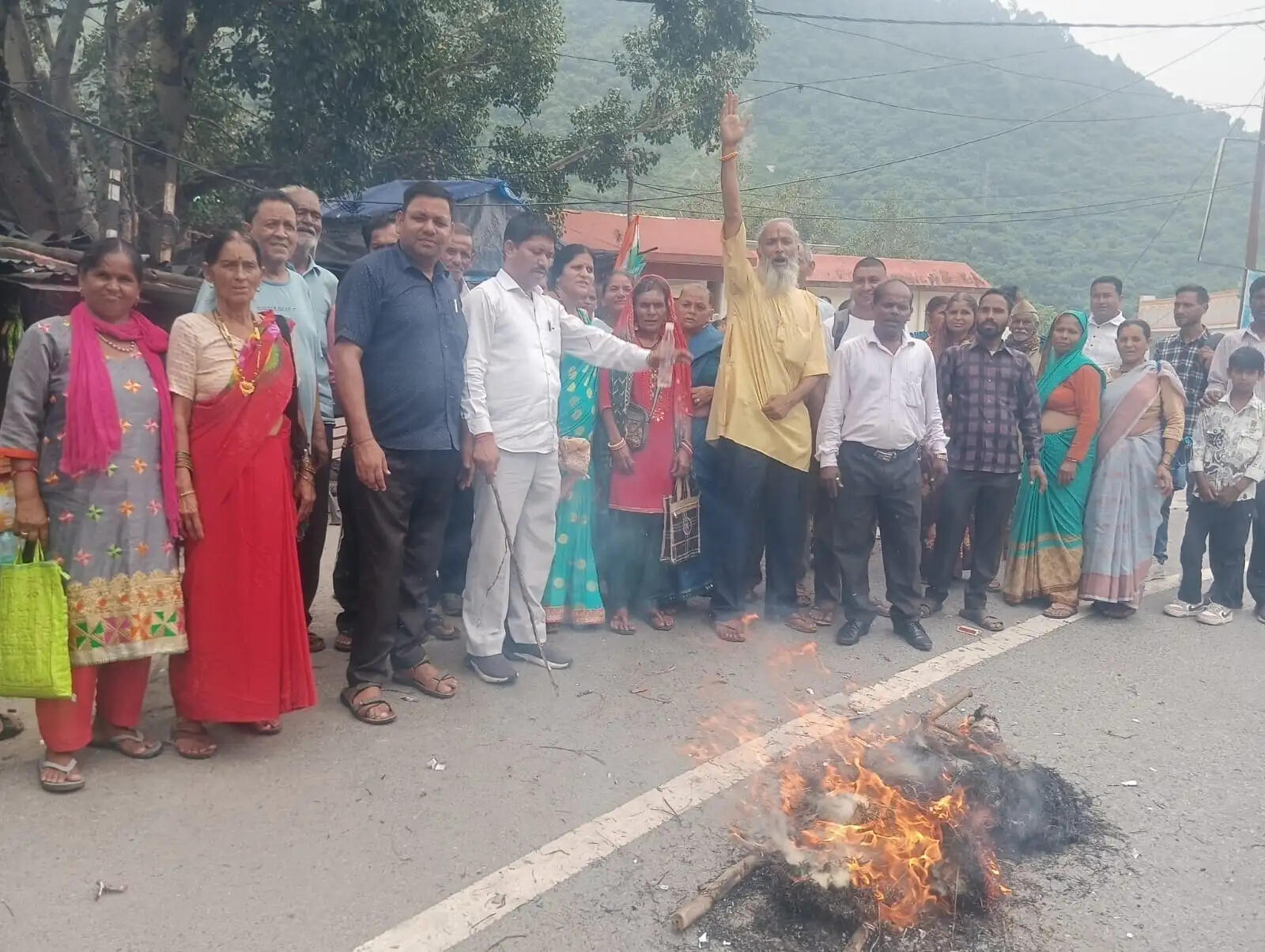 देवप्रयाग&nbsp;में&nbsp;आक्रोशित ग्रामीणों ने किया&nbsp;सरकार&nbsp;के&nbsp;खिलाफ&nbsp;प्रदर्शन