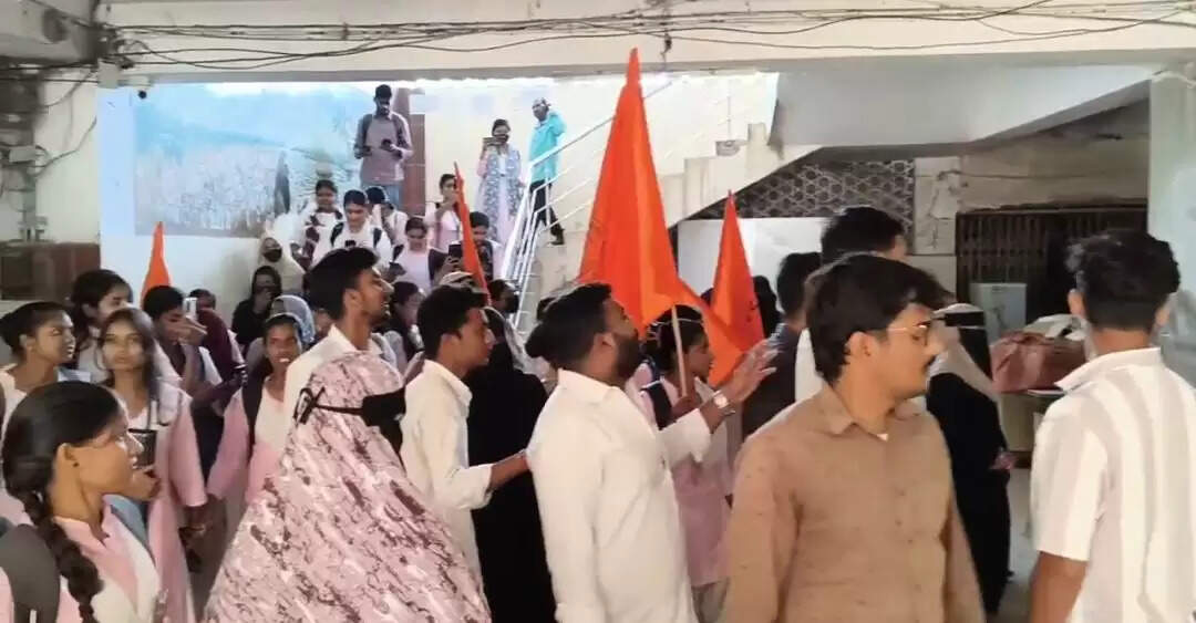 विश्वविद्यालय परिसर में एबीवीपी का प्रदर्शन, दो घंटे तक ठप रहा कामकाज