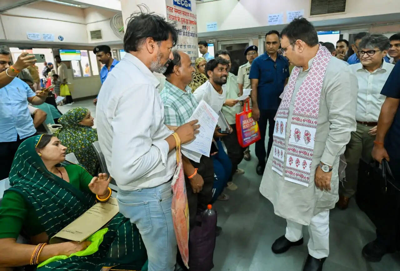 एसएमएस अस्पताल पहुंचे मुख्यमंत्री, ओपीडी सेवाओं का औचक निरीक्षण कर दिए सुधार के निर्देश