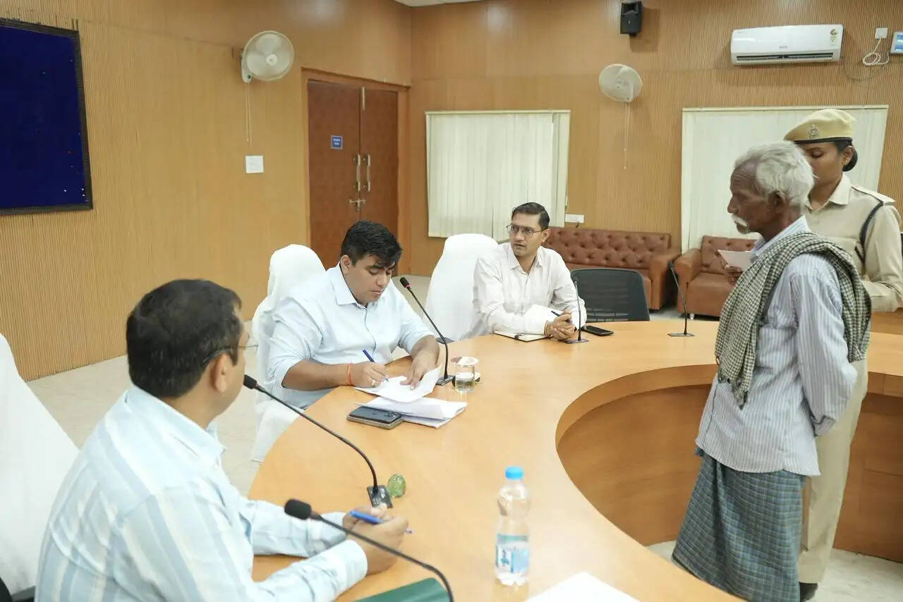 कोरबा कलेक्टर ने सुनी आमजनों की समस्याएं, त्वरित कार्रवाई के दिए निर्देश