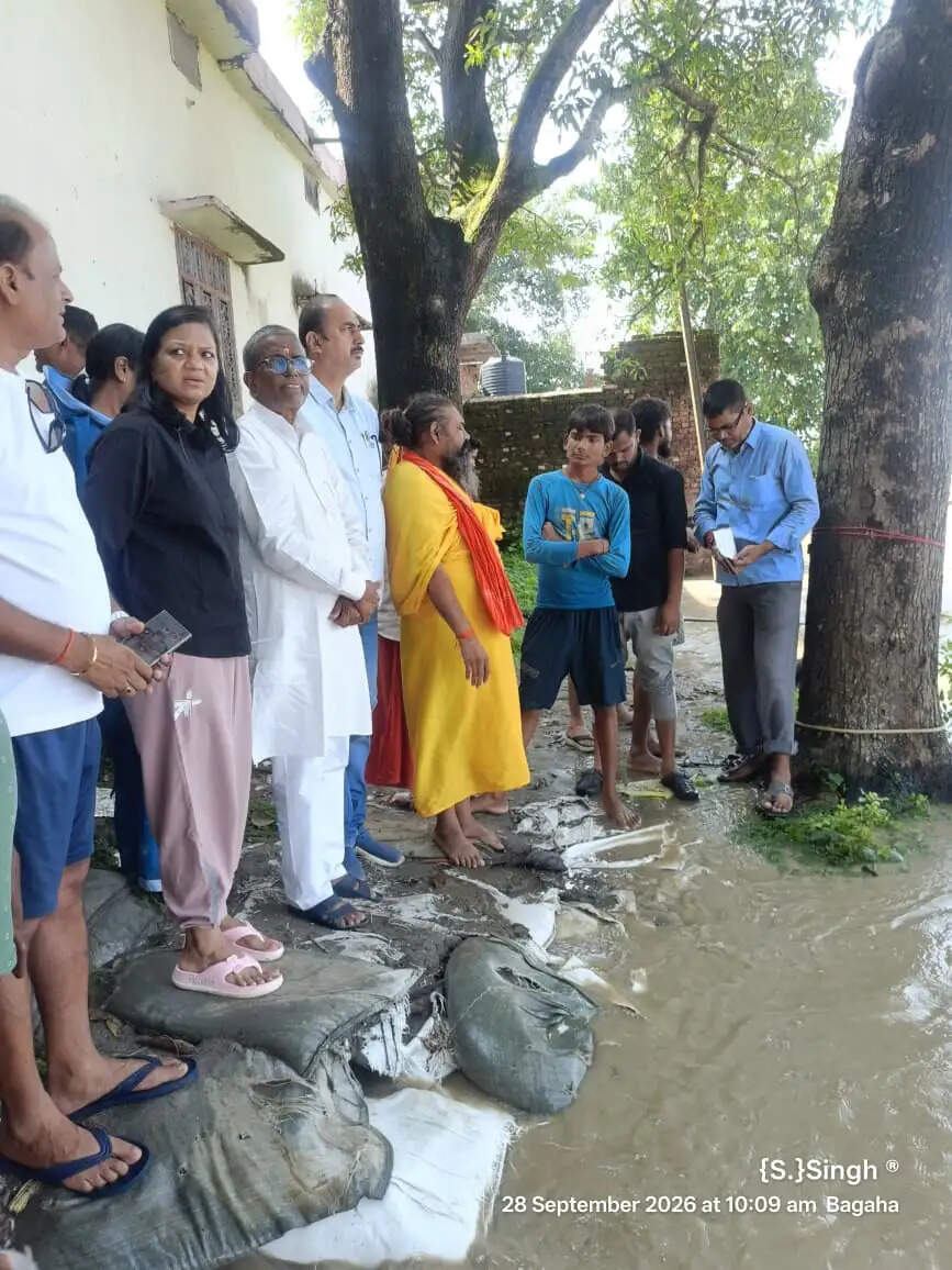 गंडक के बढ़े जलस्तर से बगहा के कई मुहल्लों में घुसा पानी, अधिकारियाें ने लिया जायजा
