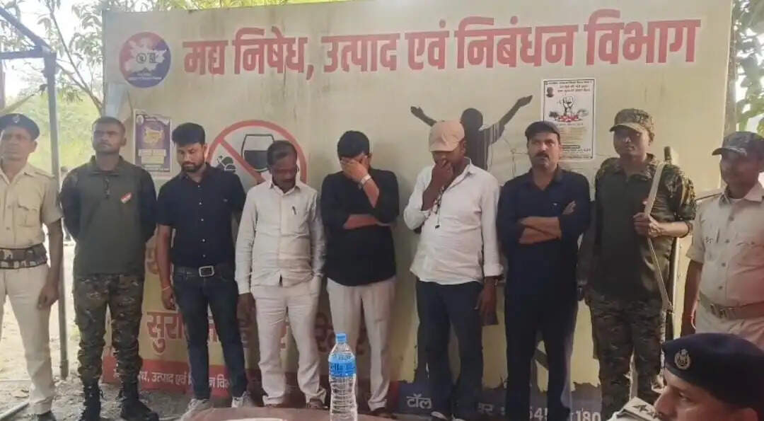 नेपाल से लौटते समय शराब पीकर आ रहे पांच शिक्षक गिरफ्तार