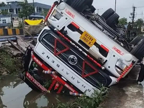 उज्जैन में सड़क धंसने से नाले में पलटा सीमेंट से भरा ट्राला, 3.50 लाख का माल बर्बाद