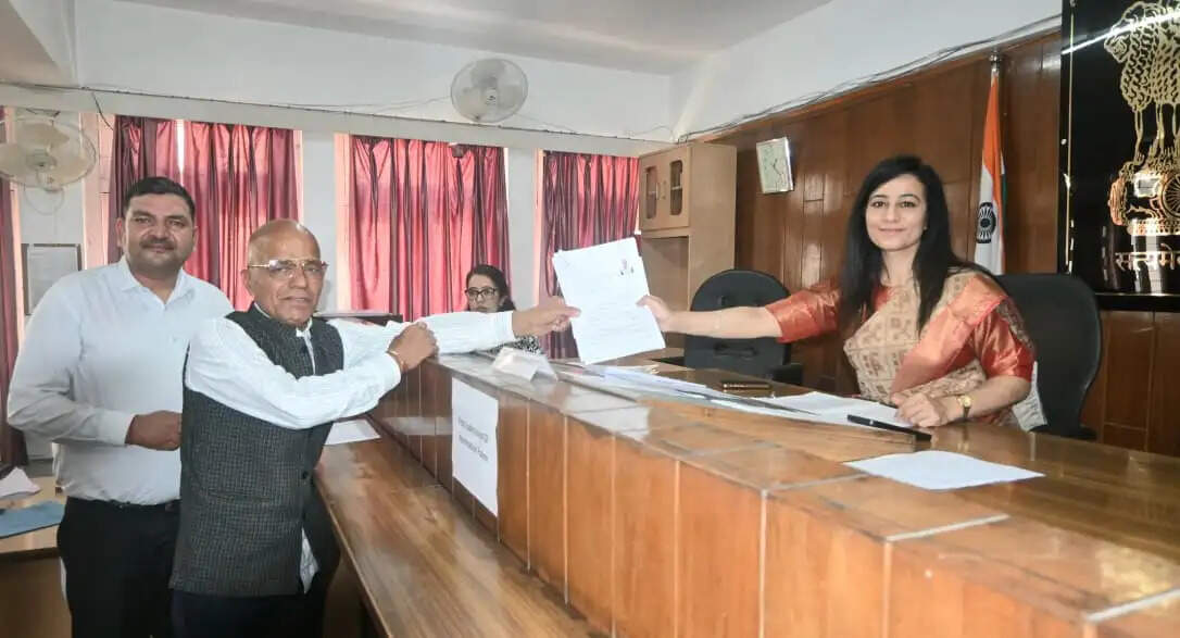 नगर निगम मंडी चुनाव: नामांकन के दूसरे दिन 15 उम्मीदवारों ने भरे पर्चे