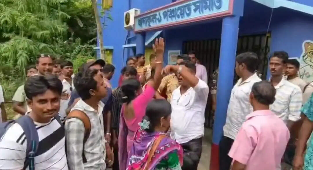 खानाकुल-1 पंचायत समिति में भाजपा का प्रदर्शन, बीडीओ पर पक्षपात का आरोप