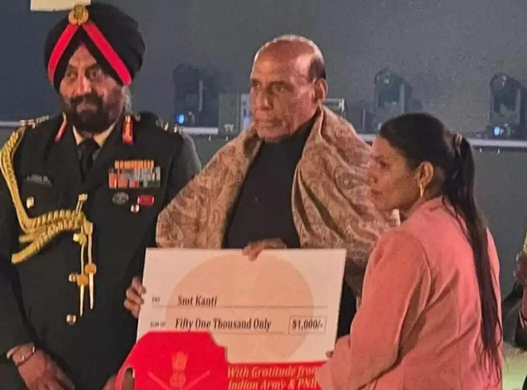 हाथरस के शहीद सुभाष चंद्र बधोतियां को मरणोपरांत सेना मेडल,माता पुष्पा देवी और पत्नी कांति देवी ने किया ग्रहण