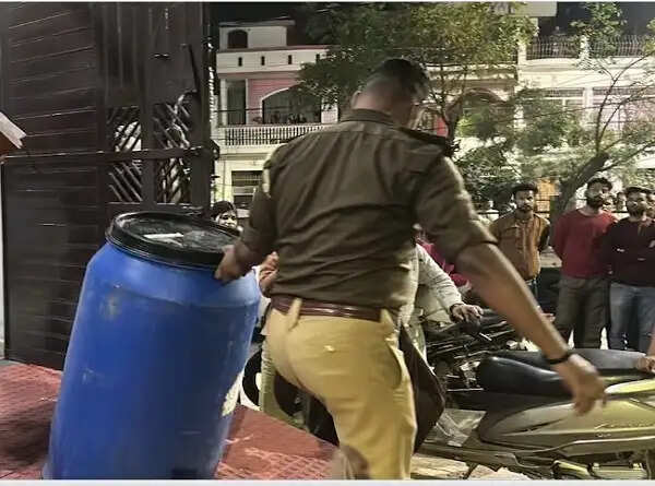 पढ़ाई के लिए दवाब बनाने पर की थी पिता की हत्या, शव नीले ड्रम में छिपाया