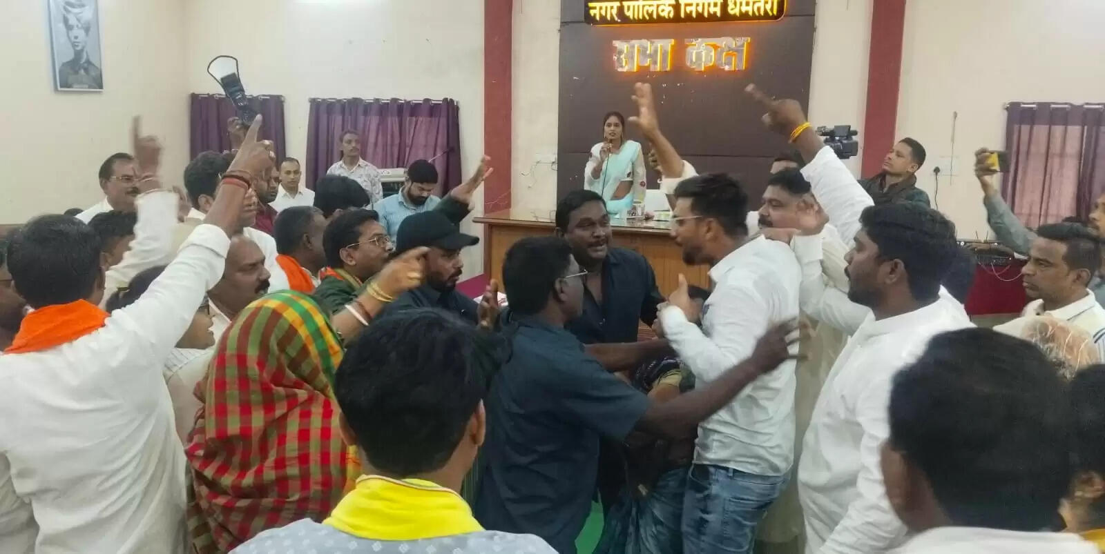 धमतरी निगम की सामान्य सभा की बैठक रही हंगामेदार, महापौर ने किया 52 लाख लाभ का बजट पेश