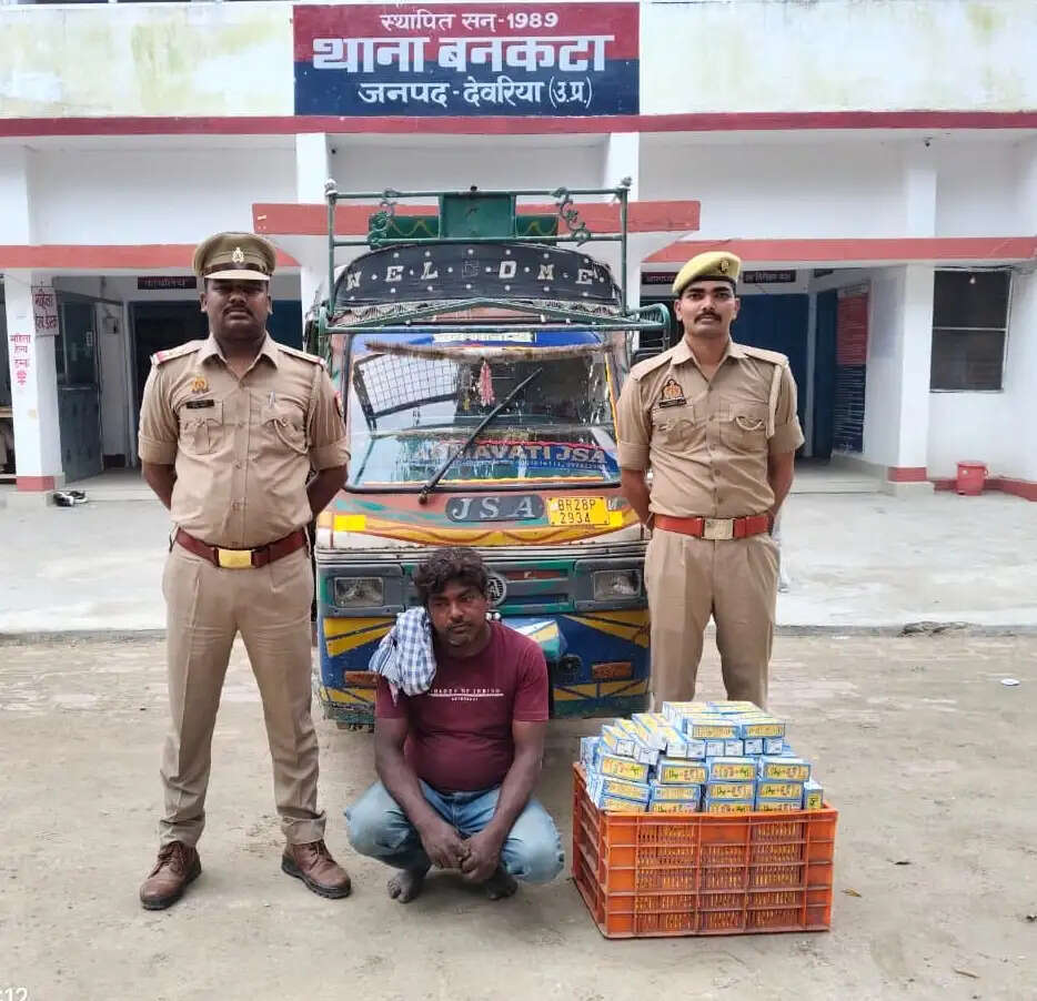 देवरिया : टेंपो के बॉक्स में छिपाकर बिहार ले जा रहा था देशी शराब, चालक गिरफ्तार
