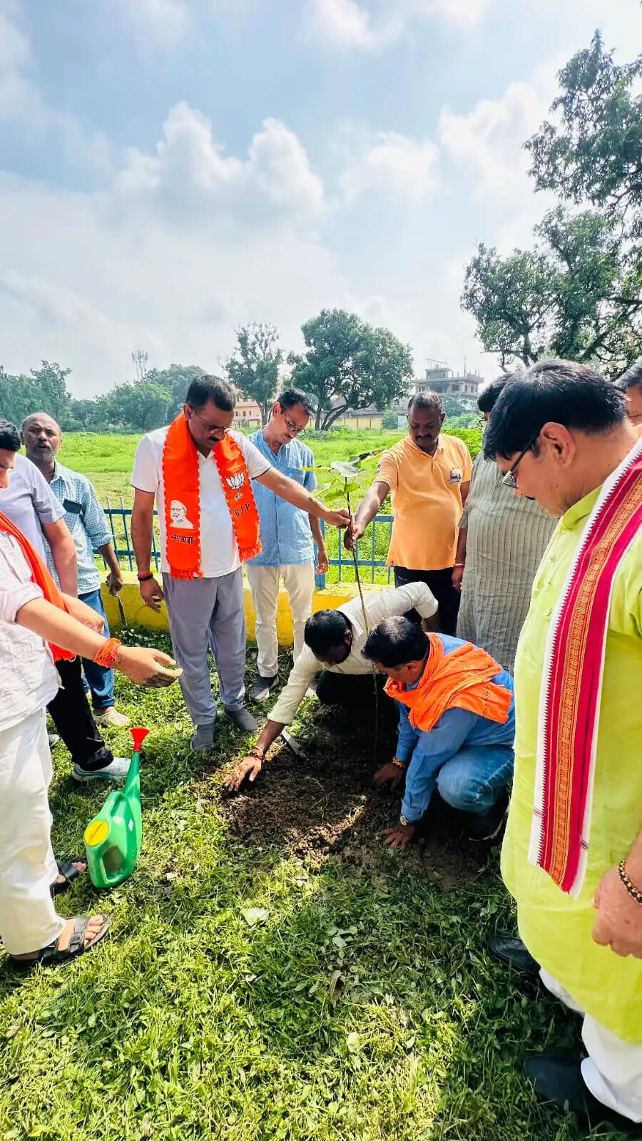 वाराणसी महापौर ने बीएलडब्ल्यू परिसर में रोपे विभिन्न प्रजातियों के 101 पौधे