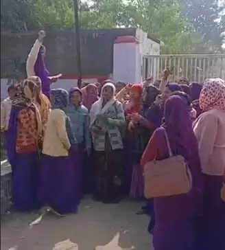 श्याेपुर: लंबित भुगतान को लेकर आशा कार्यकर्ताओं ने कलेक्ट्रेट पर किया प्रदर्शन