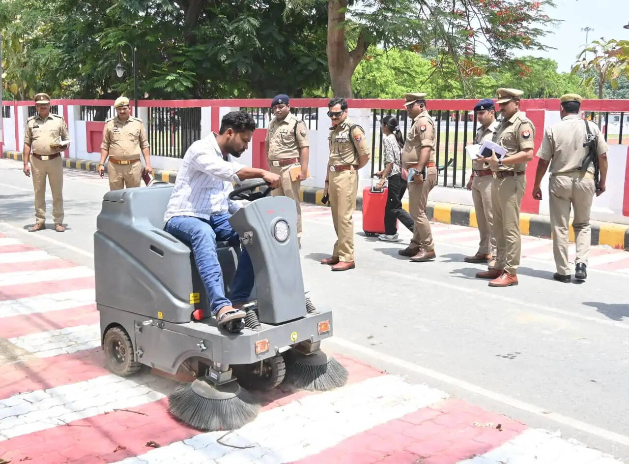 प्रधानमंत्री नरेन्द्र मोदी के वाराणसी आगमन की तैयारियों की समीक्षा, पुलिस कमिश्नर ने दिए दिशा—निर्देश