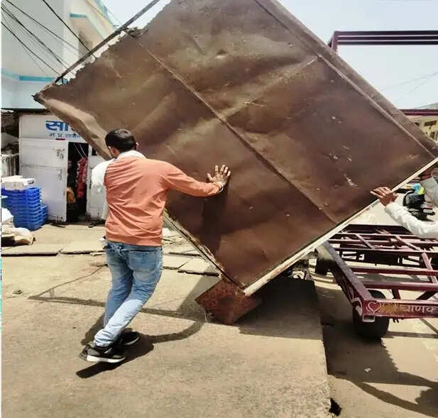भोपाल में निगम की अतिक्रमण विरोधी कार्रवाई जारी, ठेले-गुमठियों सहित कई सामग्री जब्त