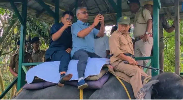 प्रशासनिक व्यस्तता के बीच डुआर्स के जंगल में दिलीप घोष ने की हाथी की सवारी