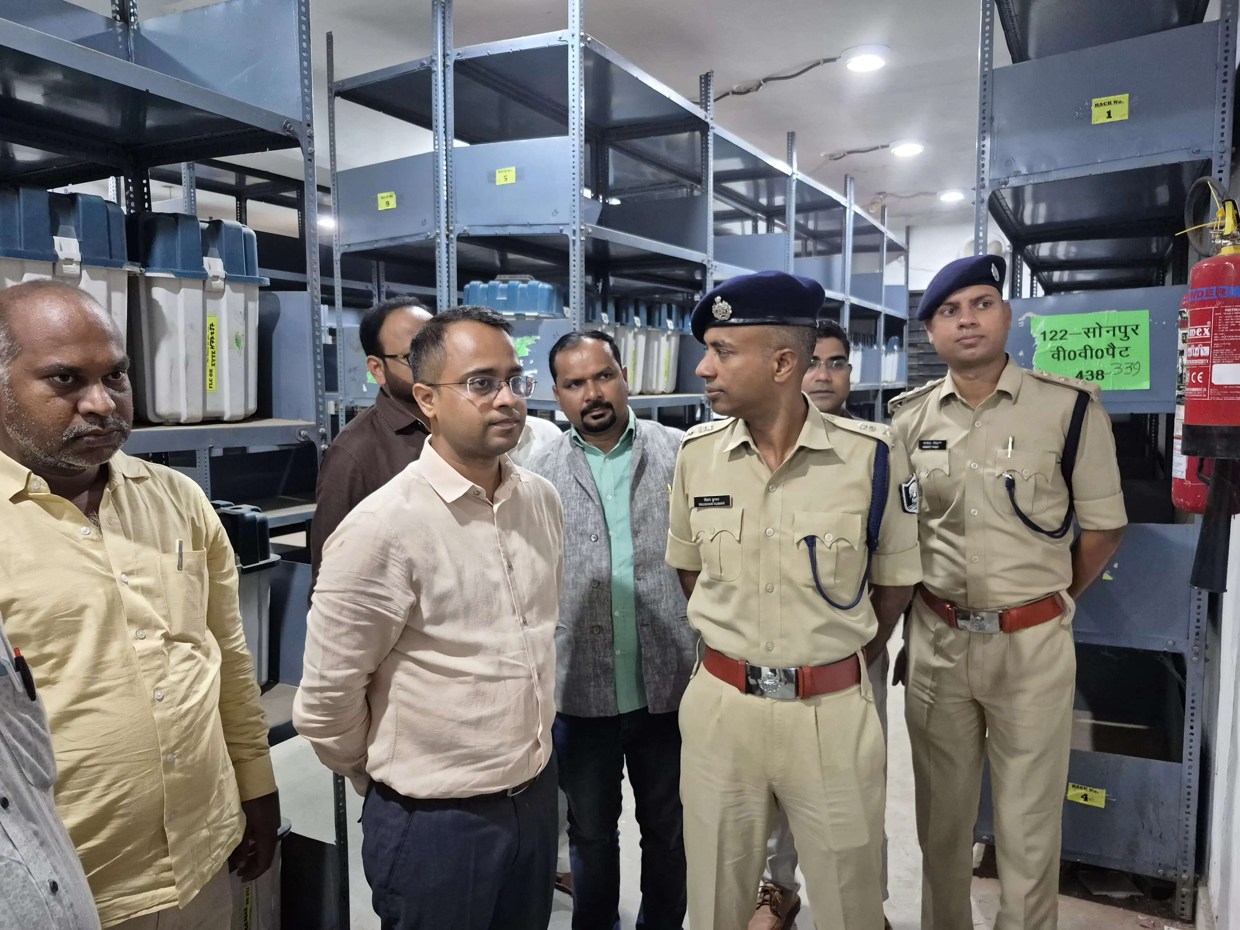 छपरा ईवीएम वेयरहाउस में कर्मियों को दिया गया अग्निशमन का प्रशिक्षण