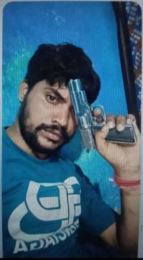 सोशल मीडिया पर लाइटर पिस्टल के साथ फोटो पोस्ट करना युवक को पड़ा भारी, पुलिस ने की कार्रवाई