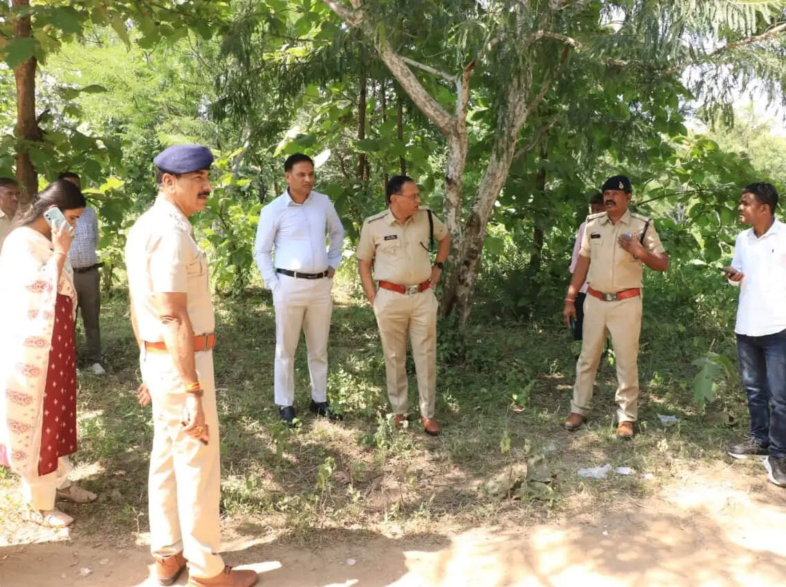 झाबुआ: पुलिस एवं वन विभागीय अमले पर भड़के कलेक्टर, कहा गौहत्या जैसी गंभीर घटनाओं में लापरवाही स्वीकार नहीं