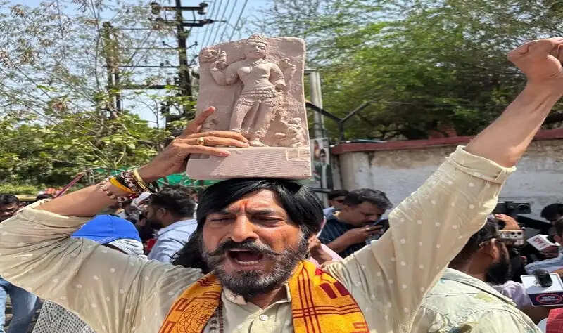 मप्र हाईकोर्ट के फैसले के बाद भोजशाला के बाहर जश्न का माहौल, मंत्री विजयवर्गीय बोले- यह इतिहास का स्वर्णिम क्षण