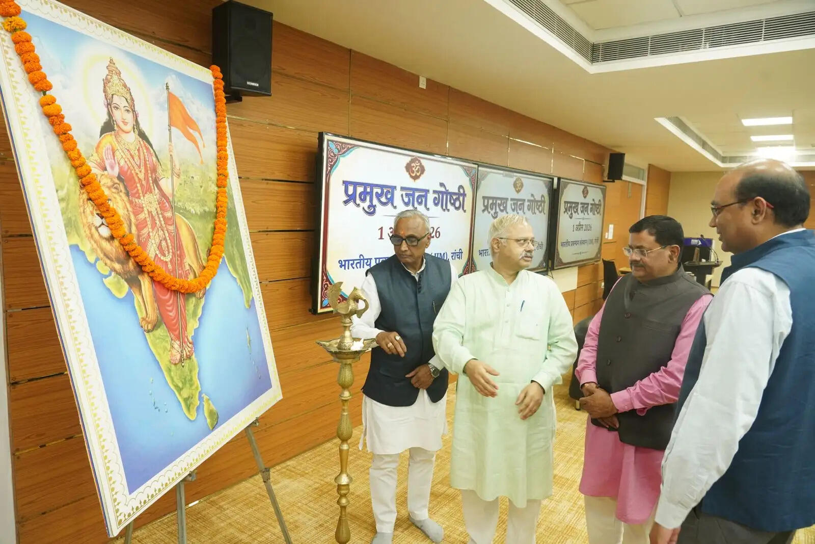 संघ शाखाओं के माध्यम से लोगों में अनुशासन, संस्कार, समर्पण और देशभक्ति की भावना का विकास करता है : आंबेकर