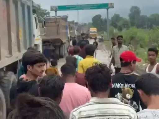 कटनी:&nbsp;रजरवारा में स्कूली बस को ट्रक ने मारी टक्कर, नाराज ग्रामीणों का प्रदर्शन,&nbsp;5 घंटे चक्काजाम