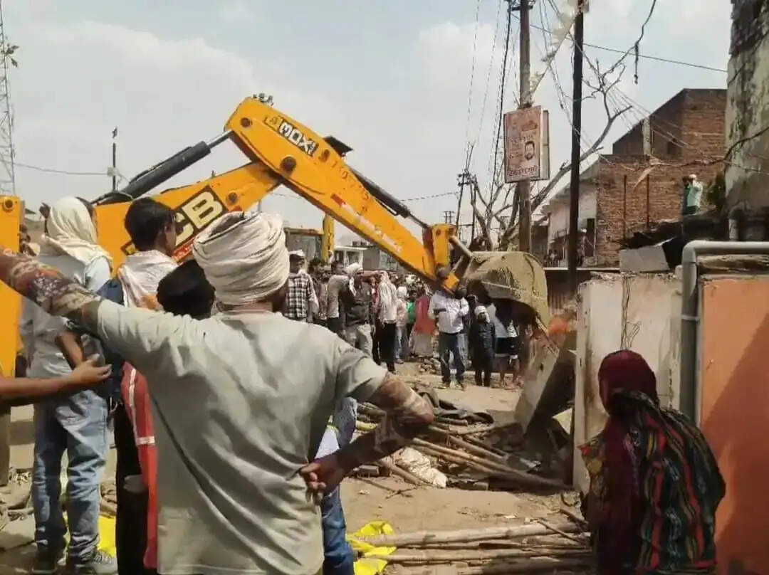 हाईवे किनारे अतिक्रमण पर चला बुलडोजर