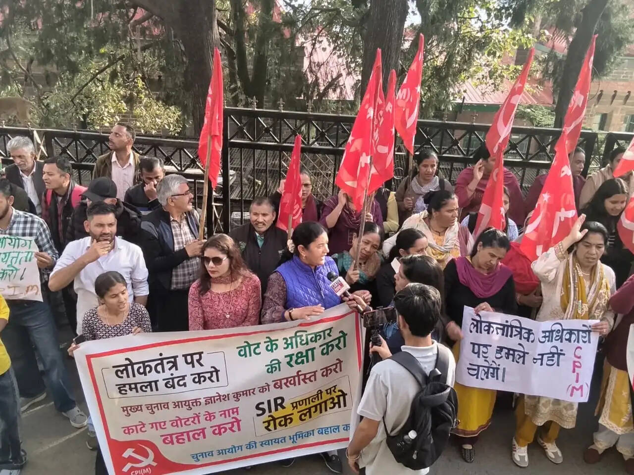 सीपीआईएम का मुख्य चुनाव आयुक्त के खिलाफ प्रदर्शन, बर्खास्तगी की मांग