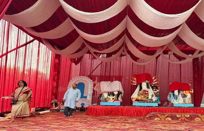 शंखनाद से मां दुर्गा का स्वागत,गूंजे ढाक और घंटियां