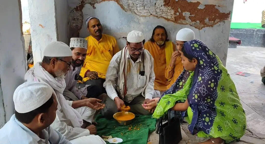 वाराणसी में गाजी मियां का रखाया लग्न, दरगाह पर चादरपोशी कर दुआएं मांगी