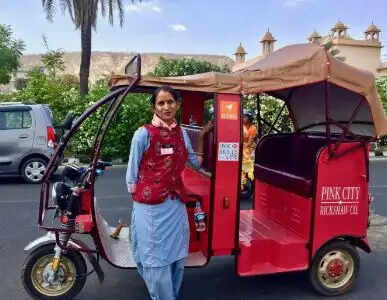 यूपी में तैयार हो रही महिला ई रिक्शा पायलटों की फौज