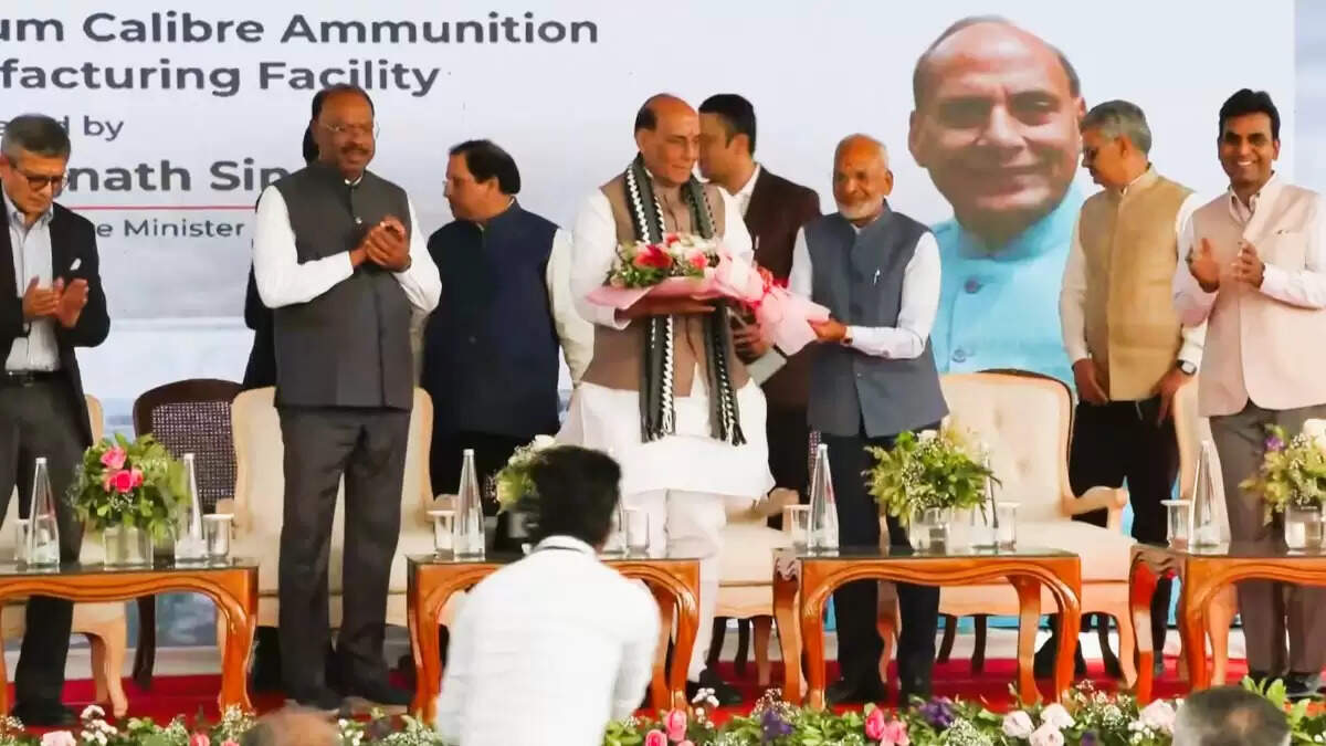 भारत अब आयातक से निर्यातक बन रहा है : राजनाथ सिंह