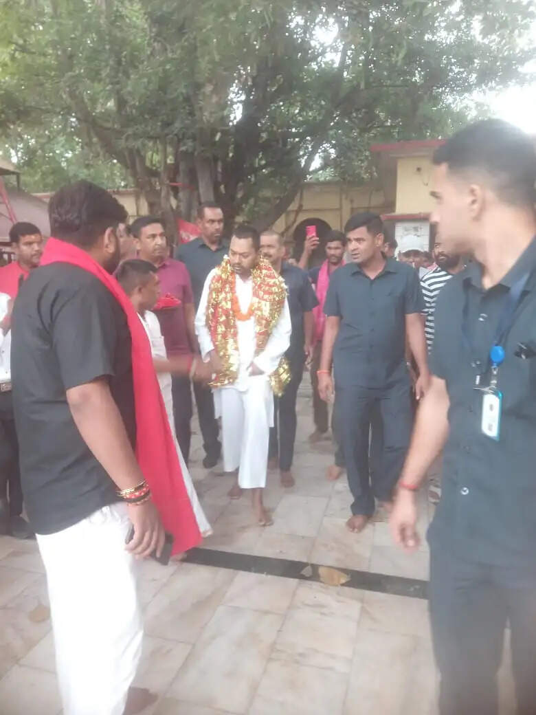 नीतीश कुमार के सुपुत्र निशांत कुमार ने आमी शक्तिपीठ में टेका मत्था