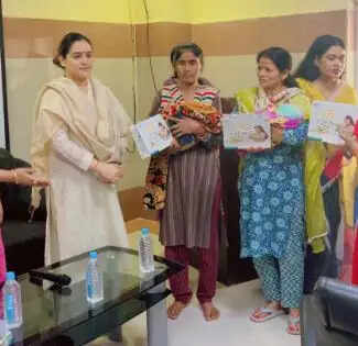अपर्णा यादव ने नवजात शिशुओं को वितरित की बेबी किट