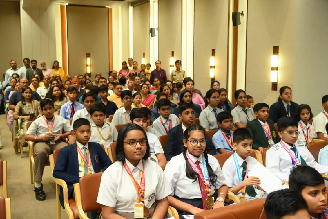 मोबाइल और डिजिटल एडिक्शन से बचें, मानव बुद्धि ही सर्वाेच्च : राज्यपाल