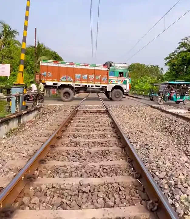 बेलदा में रेल फाटक के भीतर फंसी बोलेरो, वंदे भारत एक्सप्रेस की रफ्तार थमी
